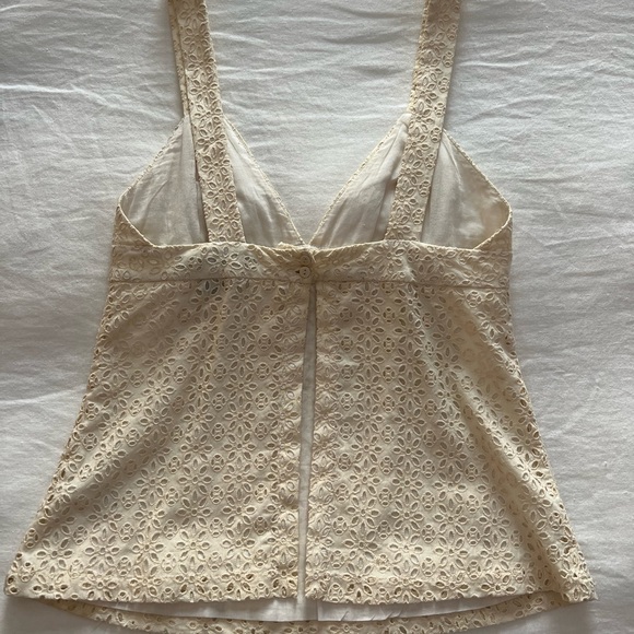 Eyelet sleeveless top - Picture 2 of 2